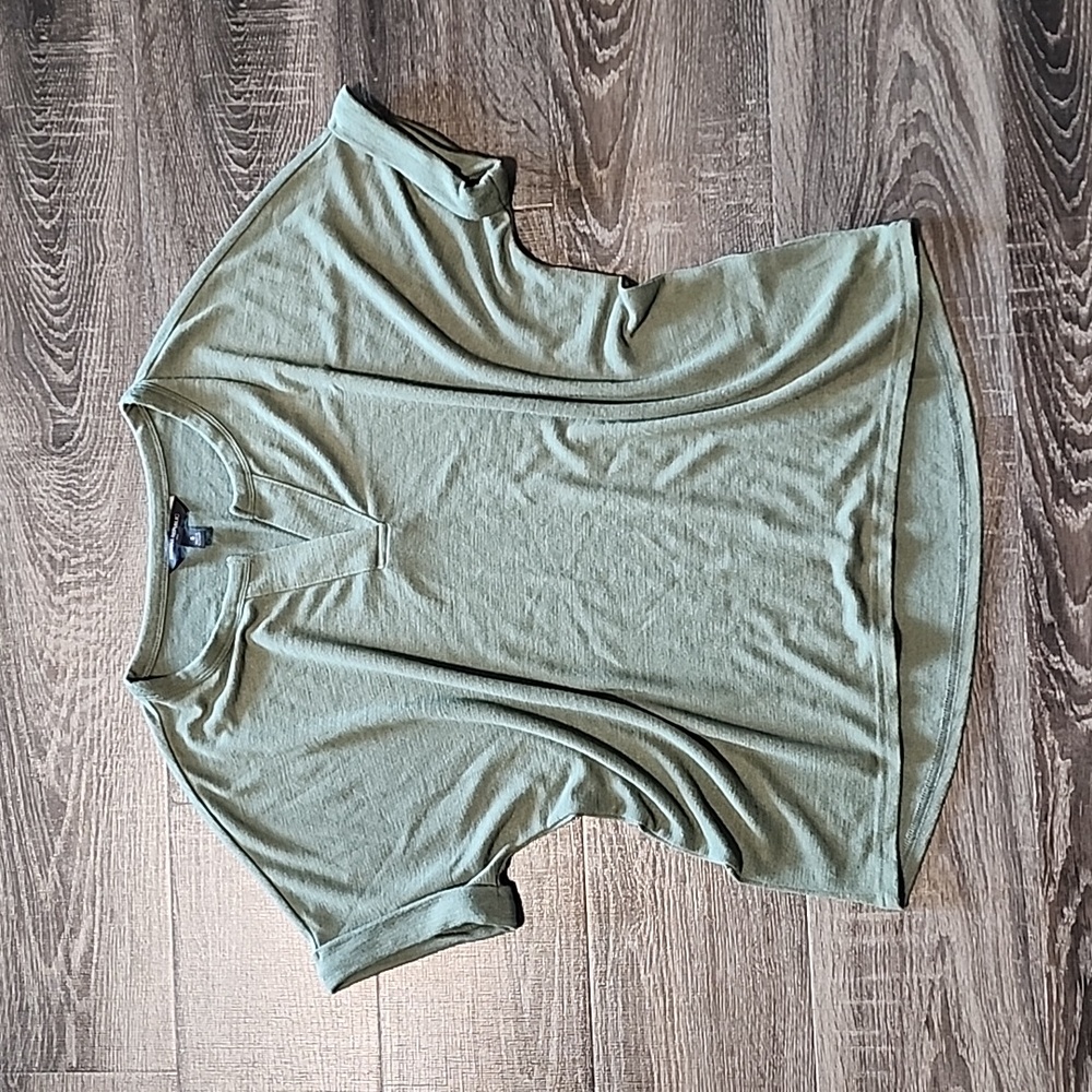 🦩 Banana Republic LuxeSpun split neck T-Shirt 🦩